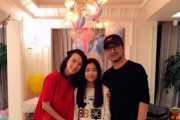 汪峰携仨儿女共度温馨时光，一家四口看剧画面曝光，幸福满溢！