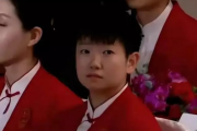 孙颖莎发言现场温馨一幕，身旁小朋友探头看，眼神中满是崇拜