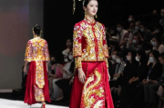 新娘身穿9.9米非遗婚服惊艳亮相，传承千年文化之美