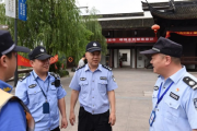 杭州西湖边警监风采依旧，白衬衣映衬古城韵味