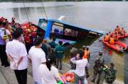 贵州游船倾覆事故，70人仍在医院救治，紧急救援持续进行
