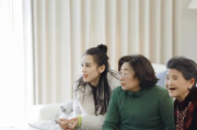 黄圣依与妈妈相处模式引发热议，好窒息的母女情？