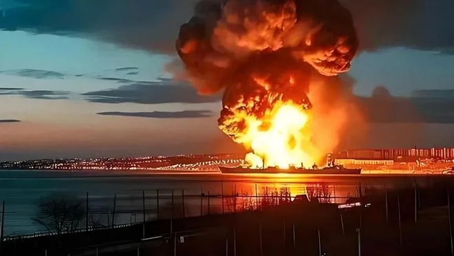 伊朗港口爆炸事件，国际贸易受阻，经济前景堪忧
