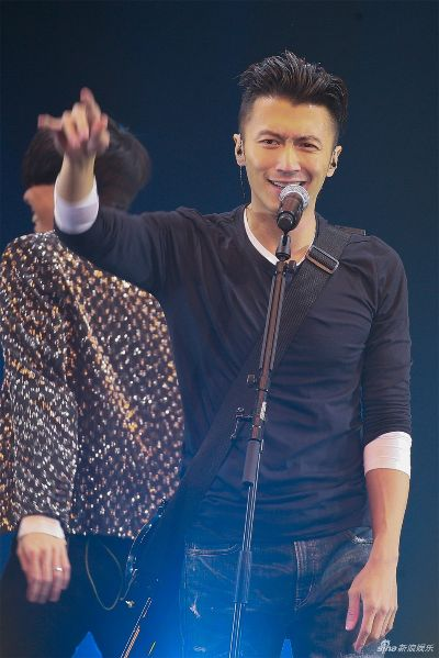 谢霆锋香港演唱会精彩瞬间曝光，晒照片引粉丝狂欢！