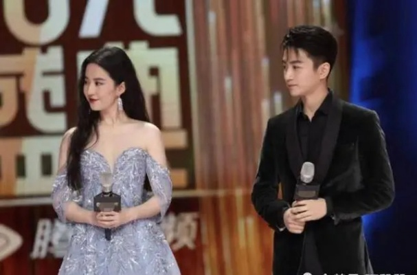 陈晓绅士之举，细心帮刘亦菲提裙摆，甜蜜瞬间引网友热议