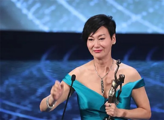惠英红荣膺华表奖首位中国香港影后，传奇影后成就非凡荣耀