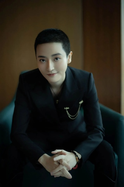 蒋一侨寸头变长发，颜值飙升！网友直呼，太甜了！