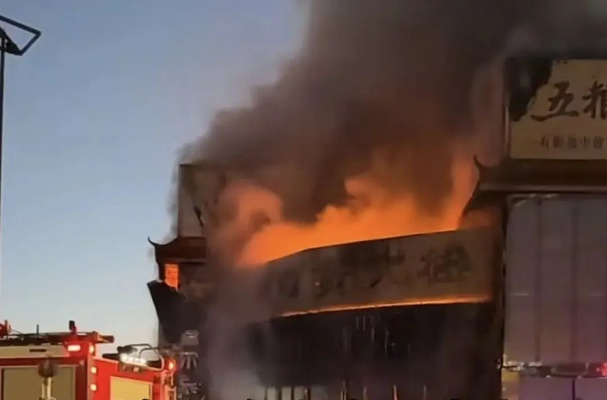 辽宁致22死火灾饭店经营者已被控制，警方全力追查事故原因