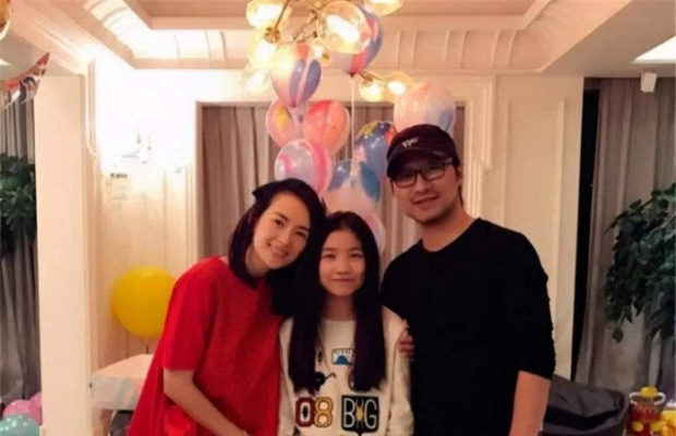 汪峰携仨儿女共度温馨时光，一家四口看剧画面曝光，幸福满溢！