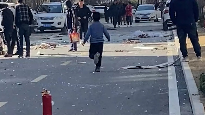 太原小区爆炸事故，一男子上身伤痕累累，家属痛心疾首