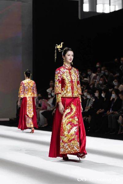 新娘身穿9.9米非遗婚服惊艳亮相，传承千年文化之美