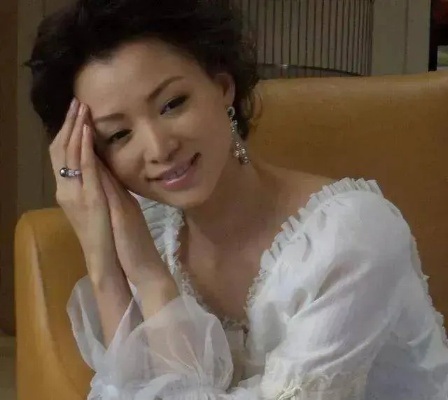 51岁董卿近况曝光，素颜与粉丝合影，优雅依旧，展现真实自我