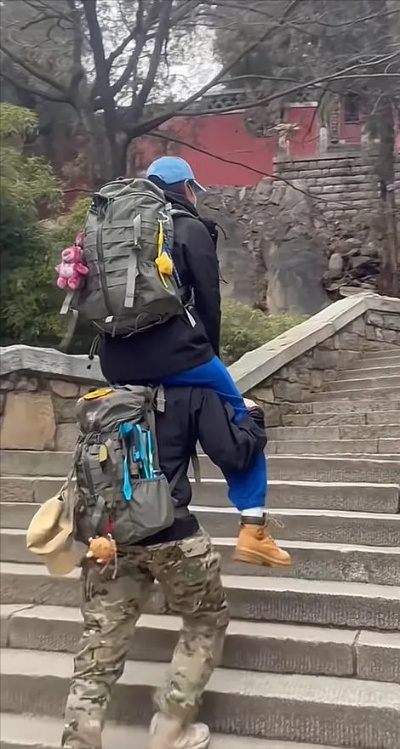 泰山陪爬小伙，忙疯了也赚疯了，徒步导览成热门职业