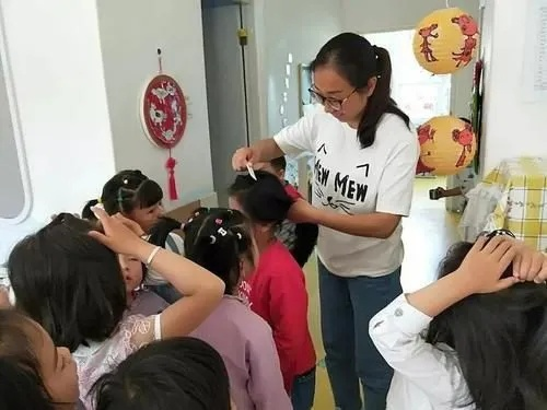 梳去稚气，绽放成熟—老师帮学生把头发梳成大人模样的育人故事