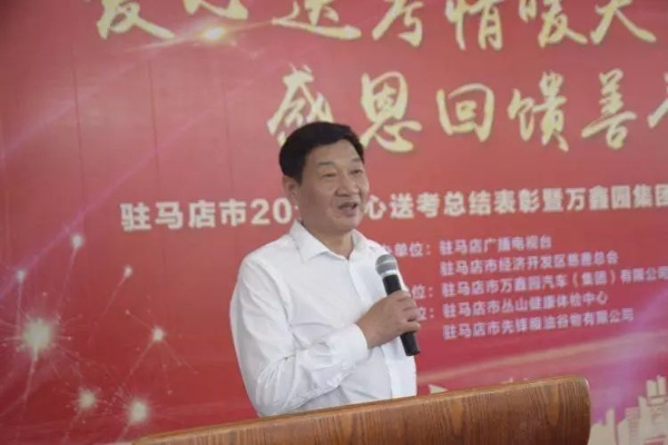 国旗照亮夜行路，游客的善举为夜爬男子点亮希望之光