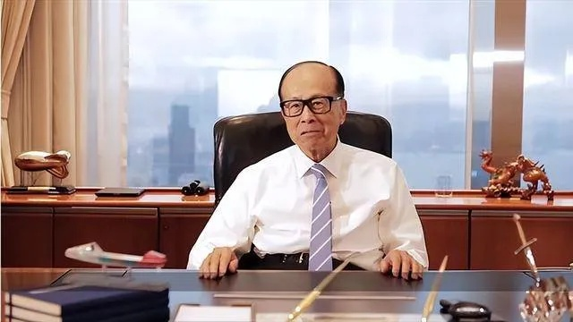 港媒再评李嘉诚卖港口，执迷不悟，资产布局背后的战略考量