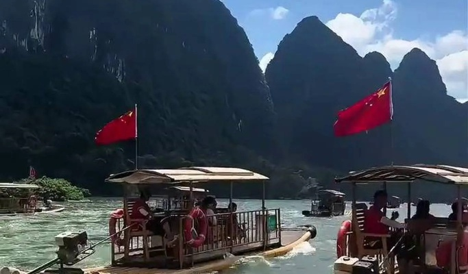 漓江竹筏如织，网友惊呼，赤壁之战再现！