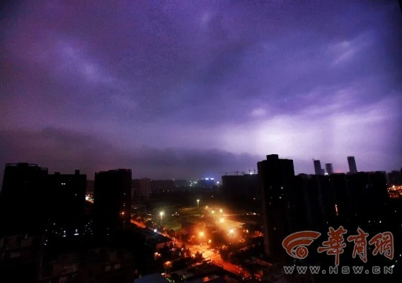 西安雷雨交加，夜空惊现超大闪电，壮丽景象引市民围观