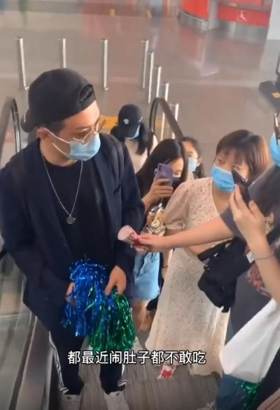 李泽锋被粉丝热情蹭托运，明星效应下的温馨尴尬