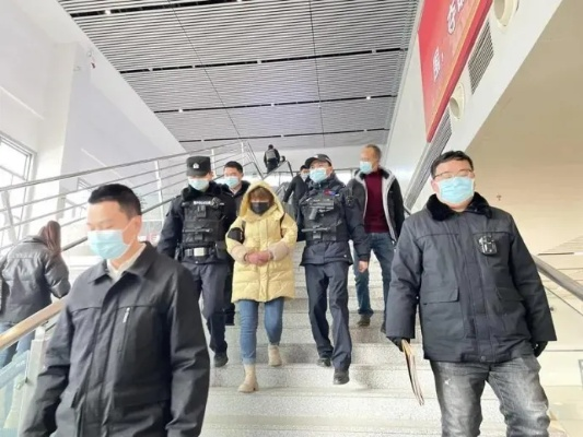 欠200万巨债老赖冒用身份坐高铁，被警方拘5日，法律不容侵犯！