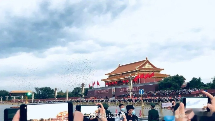 五一假期天安门广场游人如织，感受祖国的繁荣昌盛