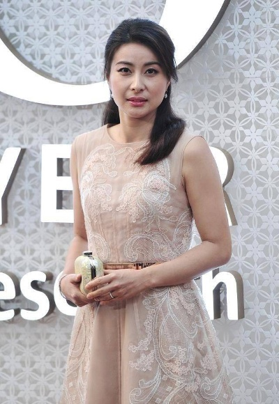 44岁郭晶晶出席活动女王气场全开，优雅风采依旧