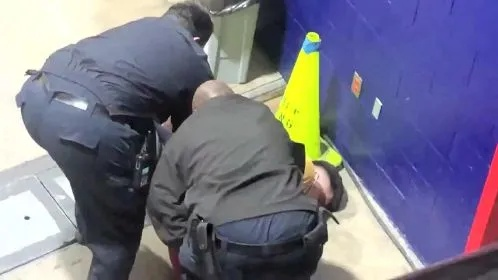 球员场上抄凳泄愤，特警迅速介入抱摔拦下，场面引发热议
