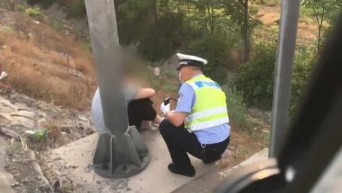 女子泪洒报警台，一不留神，老公竟被遗忘在高速公路上！