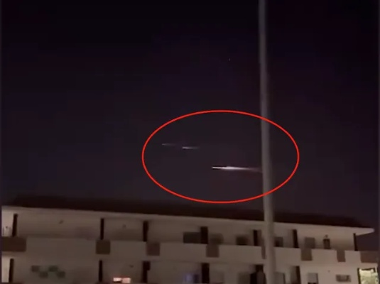 西安夜空惊现神秘条状不明飞行物 目击者称其形似巨龙翱翔
