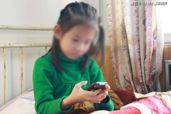 易小星女儿被主播哄骗买成人玩具，家长警惕网络直播风险
