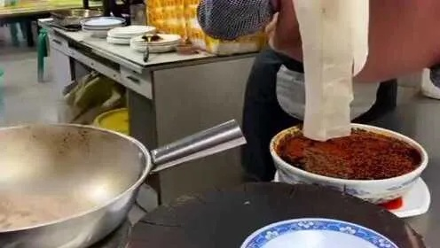 荣昌扯面大爷累到表情失控，一天制作千碗扯面，匠心独运的背后令人动容