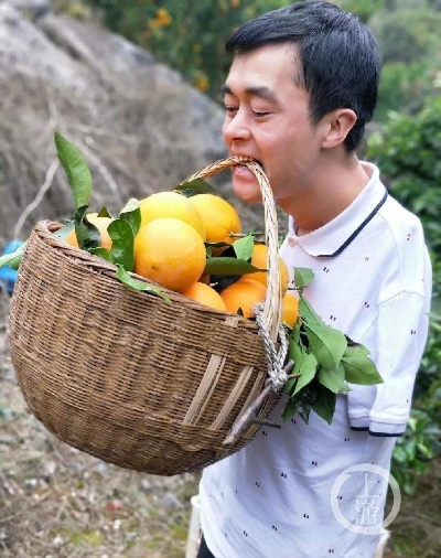 小伙穿高跟鞋走红，卖家乡橘子狂揽400万！背后的故事令人感动
