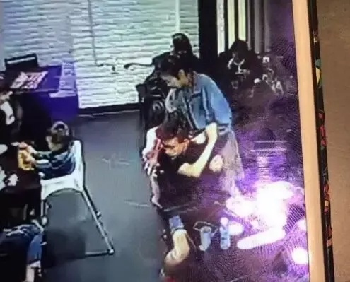 冲动之举酿悲剧，男子与女友吵架16楼扔电竞椅泄愤，网友热议道德与责任