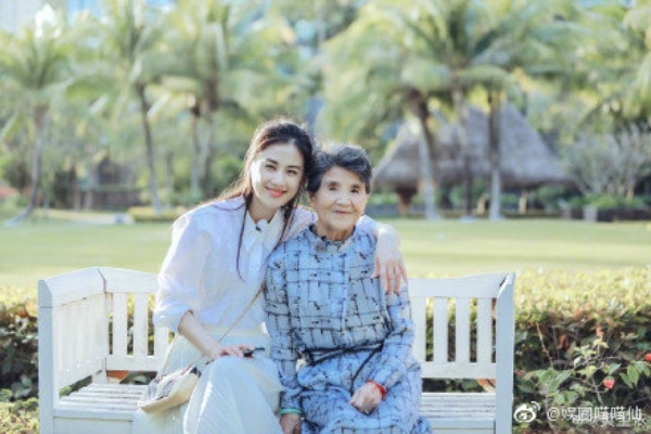 黄圣依与妈妈，母女情深，相处之道彰显温馨家庭画卷