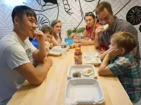 泰国小学生迷上河南辣条，跨国美食文化交流引发热议