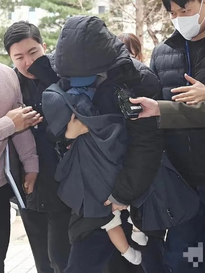韩国爱豆频繁在公开场合求救，揭开娱乐圈背后的黑暗面