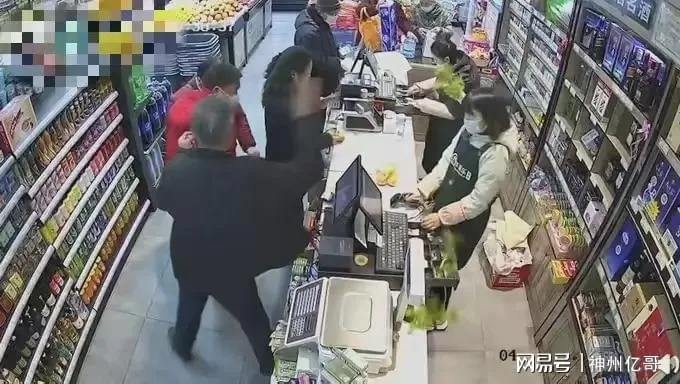 女子超市试吃咸菜后公然插回，引发网友热议，公共道德何在？