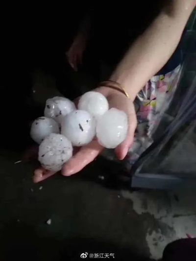 西安罕见冰雹袭击，乒乓球大小冰粒惊动市民