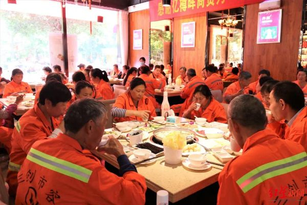 荣昌区温情举措，环卫园林工人受邀共享机关食堂佳肴，彰显人文关怀