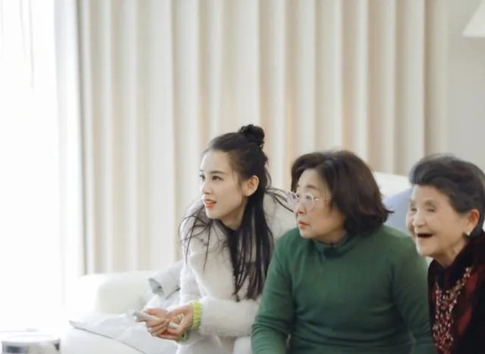 黄圣依与妈妈相处模式引发热议，好窒息的母女情？