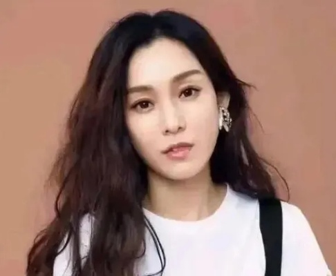 范玮琪悼念文章引发争议，错别字引发大S名字错误，网友热议不断