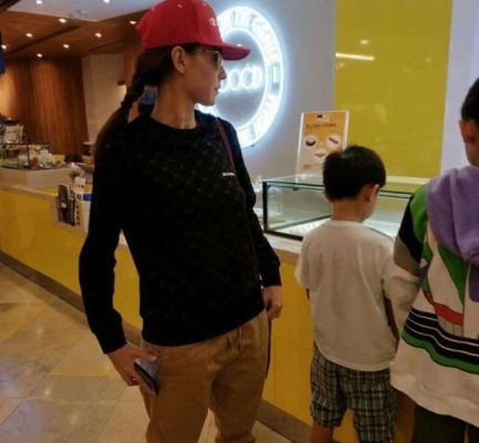 张柏芝三胎儿子罕露面，身高惊人引网友热议！