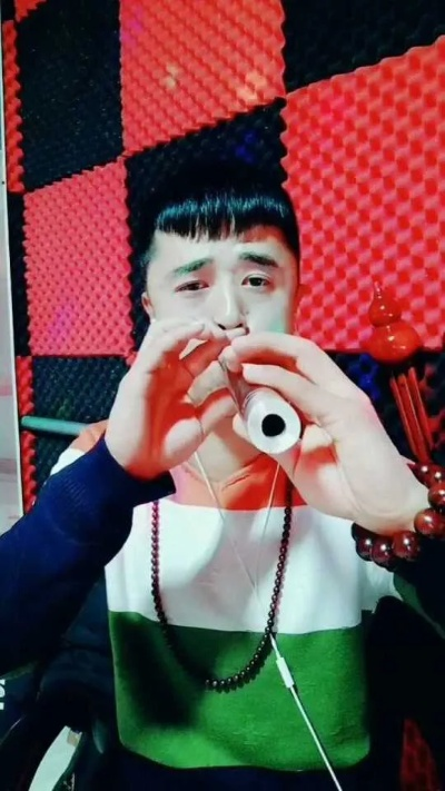 徐子尧演唱时惊现虫子爬脸，网友热议，这是何等惊险一幕！