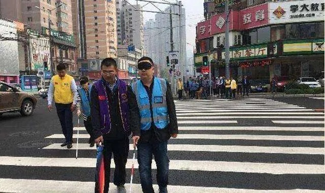 盲人眼球缺失办卡被要求睁眼，社会歧视与人性化服务的冲突