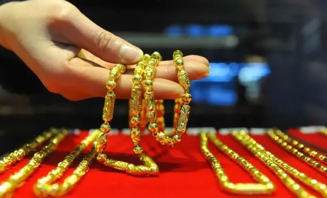 金价暴跌引发网友热议，亏麻了成网络热词