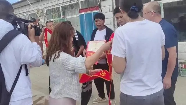 英勇救同学，小伙勇担责任获1万奖金，彰显校园正能量