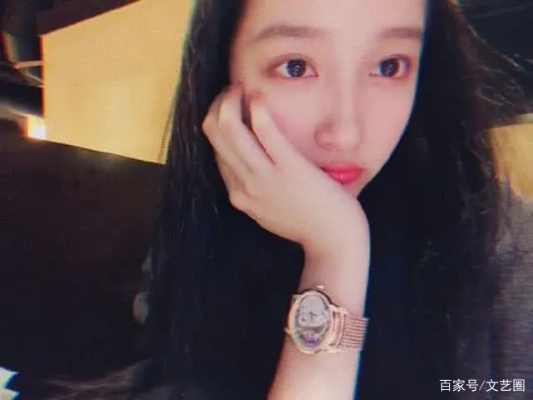 关晓彤左手无名指戴戒指，引发网友热议，真相竟然是…
