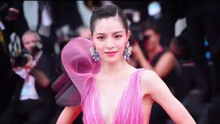 钟楚曦戛纳电影节惊艳亮相，一出场便成美神降临，惊艳全场！