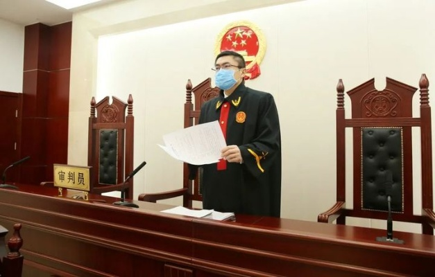 新华社评肖飞董袭莹事件，坚守法治底线，彰显社会正义