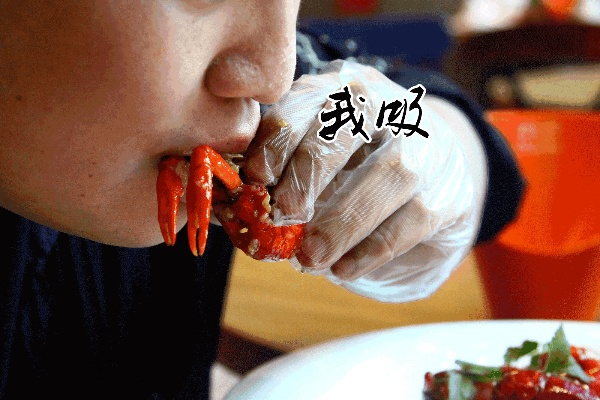 女子吃生腌小龙虾，吸虾头惊呆网友，勇气可嘉还是挑战极限？
